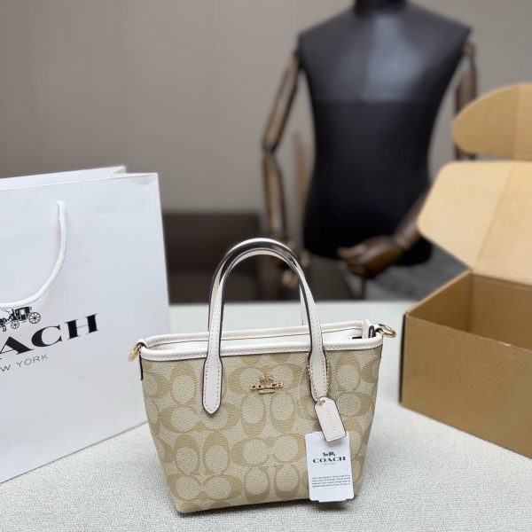 颜色合集 P210，配飞机盒 COACH City15迷你托特包，经典老花帆布+皮革饰边，简约又超有辨识度。日常通勤、出