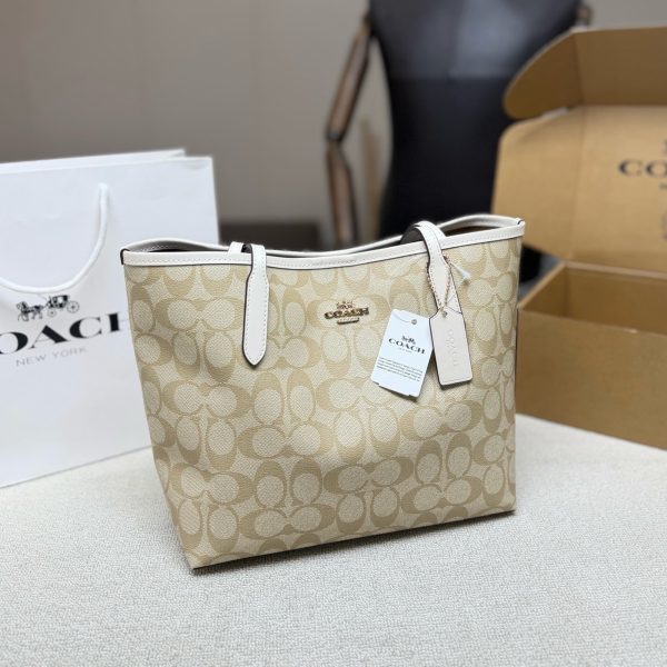 颜色合集 大CP205，配飞机盒 蔻驰City Tote 26托特包，经典Signature涂层帆布+奶茶色皮革饰边，简