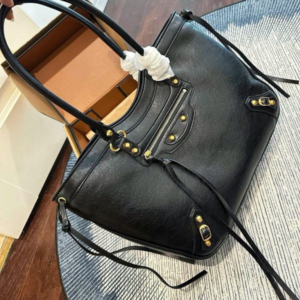 ￼ p215 Balenciaga购物袋 巴黎世家机车包 仙女的背包 完完全全 被迷上啦 仿佛进入仙境般 是每个可爱的小