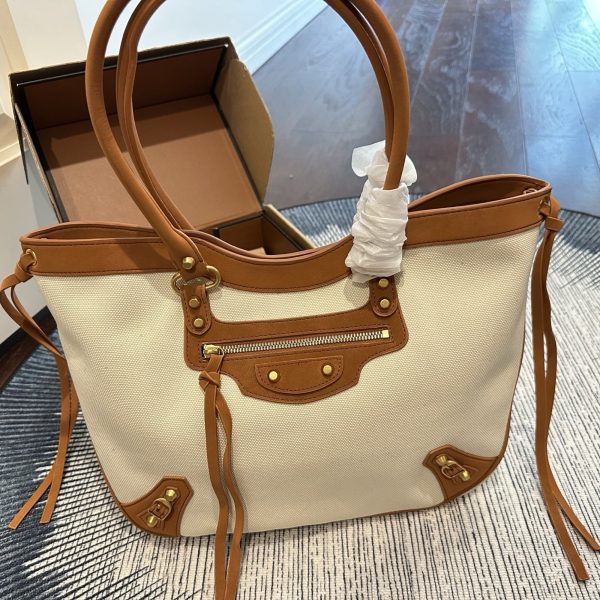￼ p215 Balenciaga购物袋 巴黎世家机车包 仙女的背包 完完全全 被迷上啦 仿佛进入仙境般 是每个可爱的小