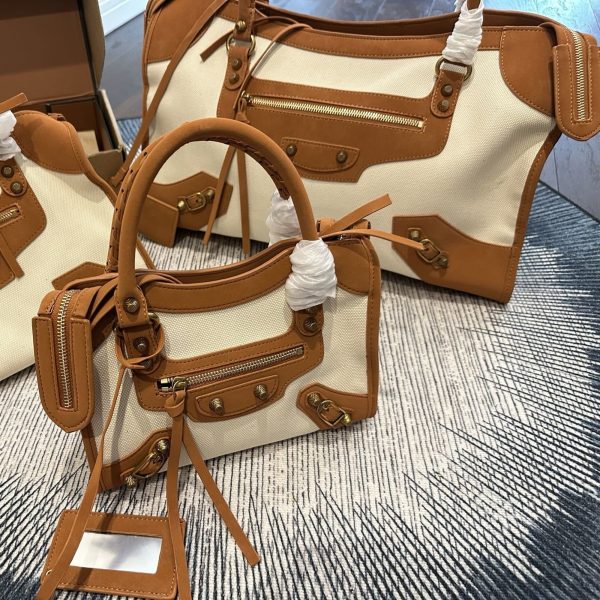 ￼ p310 p320 275 折叠礼盒包装 巴黎世家Balenciaga lecity系列手提机车包，米白帆布+棕色麂