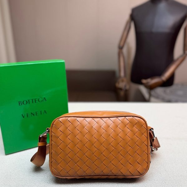 P165，配盒 Bottega Veneta Traveller系列小号相机包，采用经典Intrecciato手工编织工