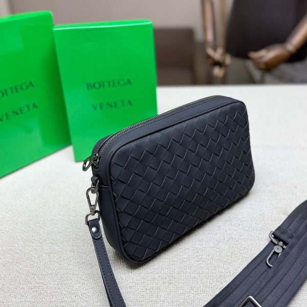 P175 配盒子 Bottega Veneta经典编织相机包，采用Intrecciato手工工艺 低调又有质感。包身小巧
