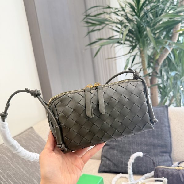p225 Bottega Veneta Intrecciato 编织手拿包 化妆包​​，编织皮革，金色拉链。 几个要点：