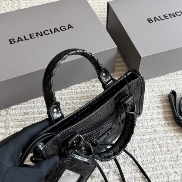 245 原单油腊皮 配盒 Balenciaga经典Neo Cagole迷你机车包 做旧褶皱黑牛皮自带复古做旧肌理，标志性
