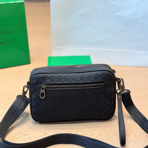 牛皮版本 p175 Bottega Veneta 编织皮质斜挎包​​，黑色小牛皮 + 经典 Intrecciato￼ 编