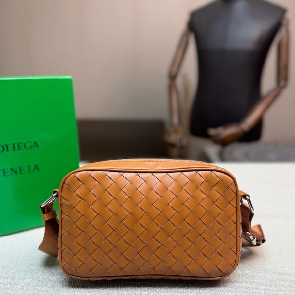 颜色合集 P165，配盒 Bottega Veneta Traveller系列小号相机包，采用经典Intrecciato