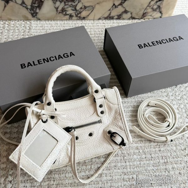 245 原单油腊皮 配盒 Balenciaga经典Neo Cagole迷你机车包 做旧褶皱黑牛皮自带复古做旧肌理，标志性