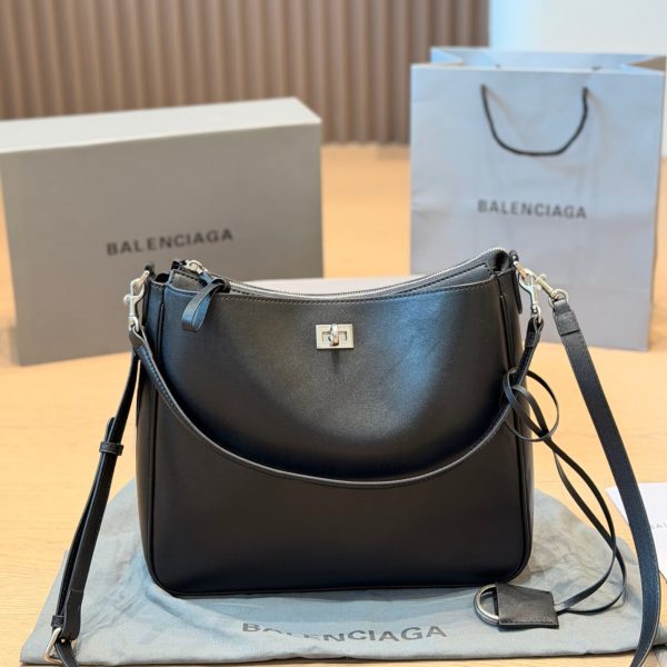 复刻版 p255 Balenciaga 黑色皮质水桶 Hobo 包​​，金色锁扣 + 可调节皮质肩带，可以单肩、斜挎。右