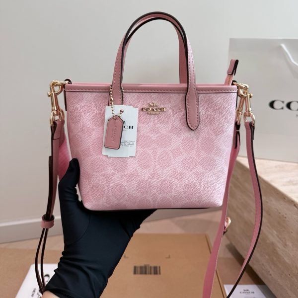 P185 配盒 复刻版 size：15 14cm 新品coach迷你托特city15 超喜欢这个City15的配色 小小