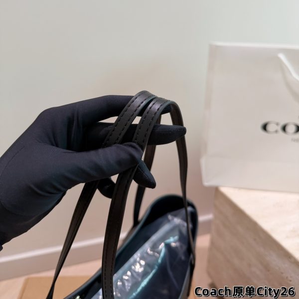 P190 配礼盒 size：26 24cm 配盒 终于找到你了，我的本命包包~ coach city26 购物袋 能装又