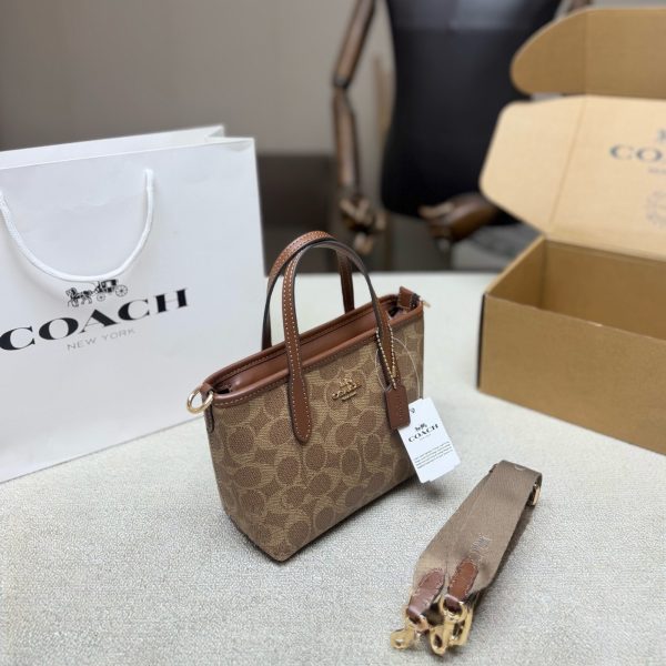 P210，配飞机盒 COACH City 15托特包，经典老花系列，奶茶色拼白色，涂层帆布+皮革饰边，轻便耐用。小巧容量