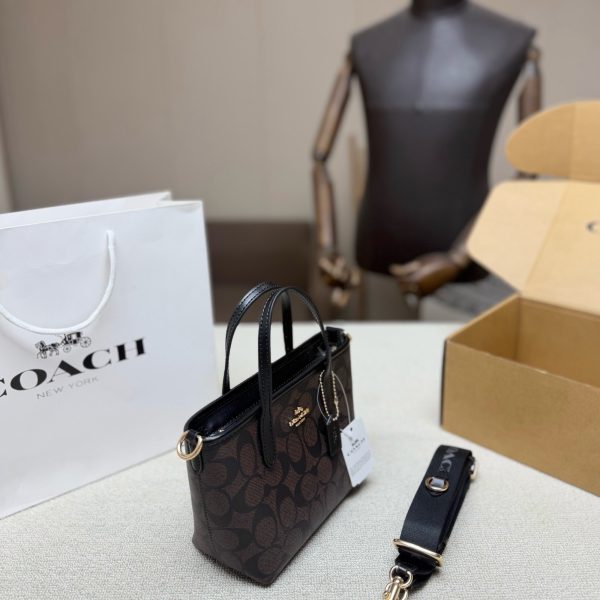 P210，配飞机盒 COACH City15迷你托特包，经典老花帆布+黑色皮革饰边，简约又超有辨识度。日常通勤、出街都O