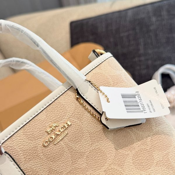p225 Coach City15迷你托特包​​ Coach City15迷你托特包，经典老花帆布+牛剖层革，浅蓝包边超