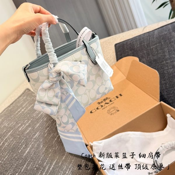 p225 Coach City15迷你托特包​​ Coach City15迷你托特包，经典老花帆布+牛剖层革，浅蓝包边超