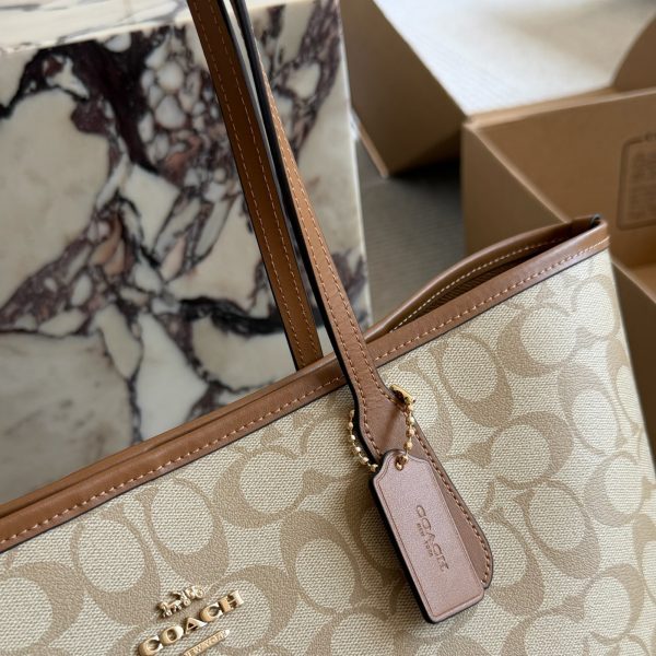 p230 原单版 有垫肩 Coach City Tote老花托特包. 最经典的老花 Coach City Tote托特包