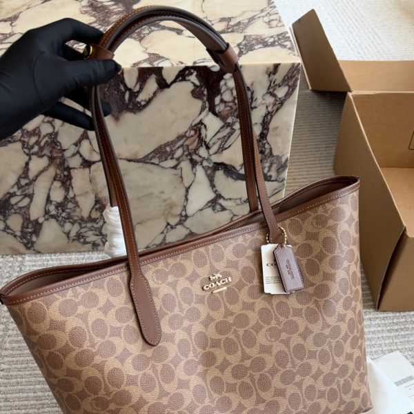 p230 原单版 有垫肩 Coach City Tote老花托特包. 最经典的老花 Coach City Tote托特包