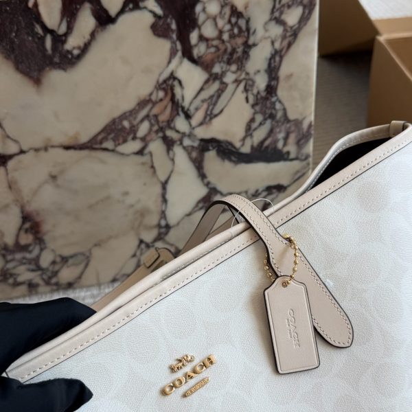 p230 原单版 有垫肩 Coach City Tote老花托特包. 最经典的老花 Coach City Tote托特包