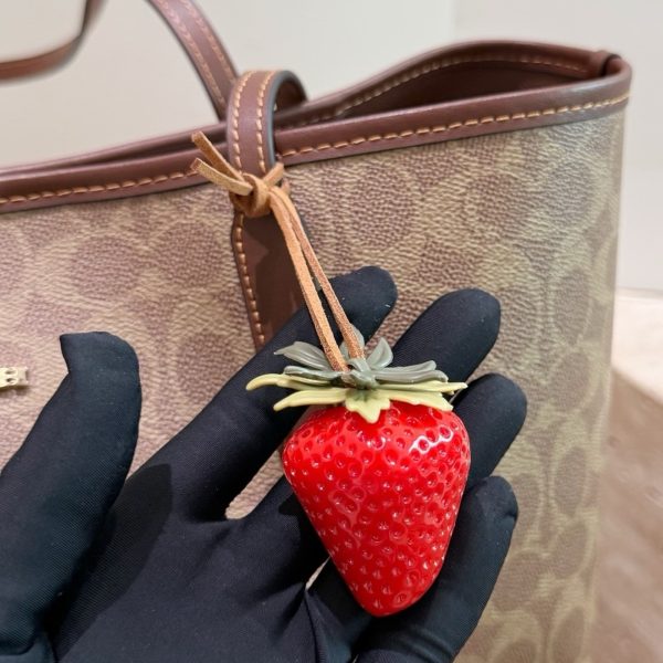 P235 配草莓挂饰 size：35 27cm 配盒 coach 托特包city33 不得不说这个颜色质感真好 好温柔的