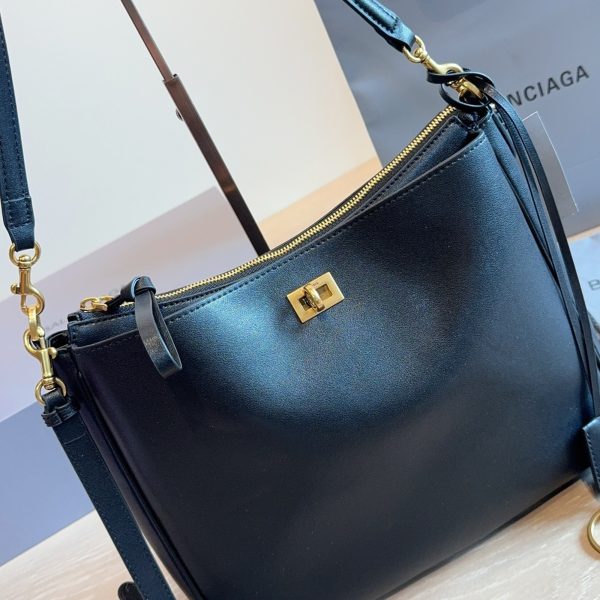 p250 Balenciaga Rodeo 骑迹包​​，黑色光滑小牛皮，银色五金和可拆卸肩带，翻盖搭扣设计，斜挎单肩都能