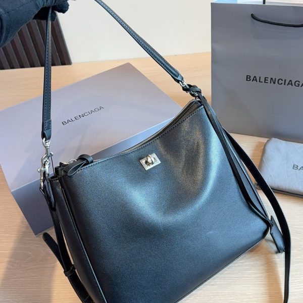 p250 Balenciaga Rodeo 骑迹包​​，黑色光滑小牛皮，银色五金和可拆卸肩带，翻盖搭扣设计，斜挎单肩都能