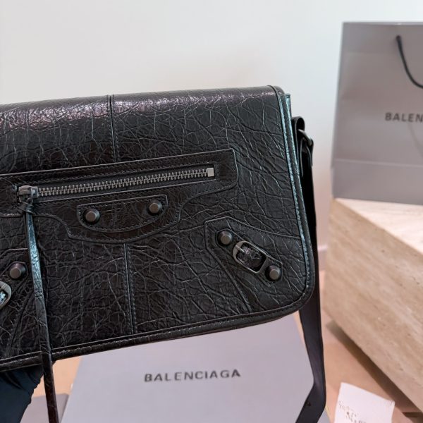 P285 Balenciaga 巴黎世家邮差口盖黑银机车包，采用黑色牛皮，银色五金+铆钉设计，酷飒有型！配可调节肩带和手