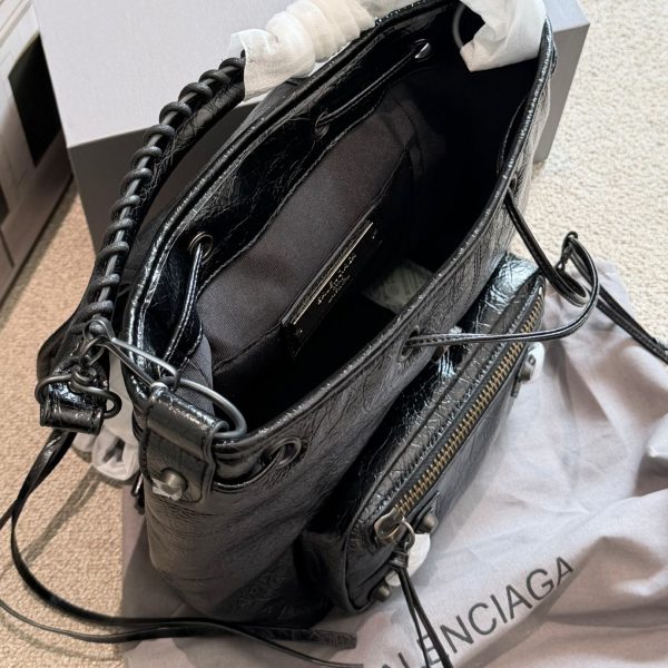p305 Balenciaga 机车背包​​，黑色皱褶皮革，金色五金 + 铆钉装饰。 - ​​材质​​： 皱褶皮革￼ （