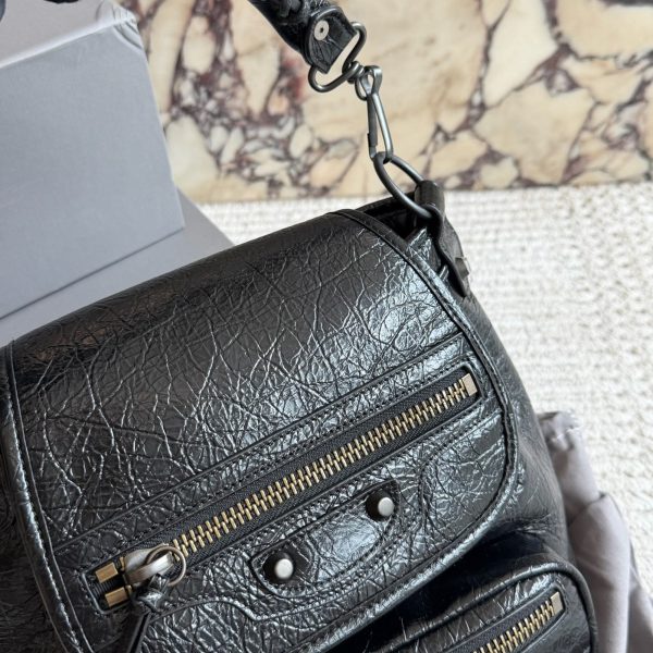 p305 Balenciaga 机车背包​​，黑色皱褶皮革，金色五金 + 铆钉装饰。 - ​​材质​​： 皱褶皮革￼ （