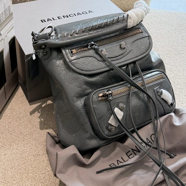 p305 Balenciaga 机车背包​​，黑色皱褶皮革，金色五金 + 铆钉装饰。 - ​​材质​​： 皱褶皮革￼ （