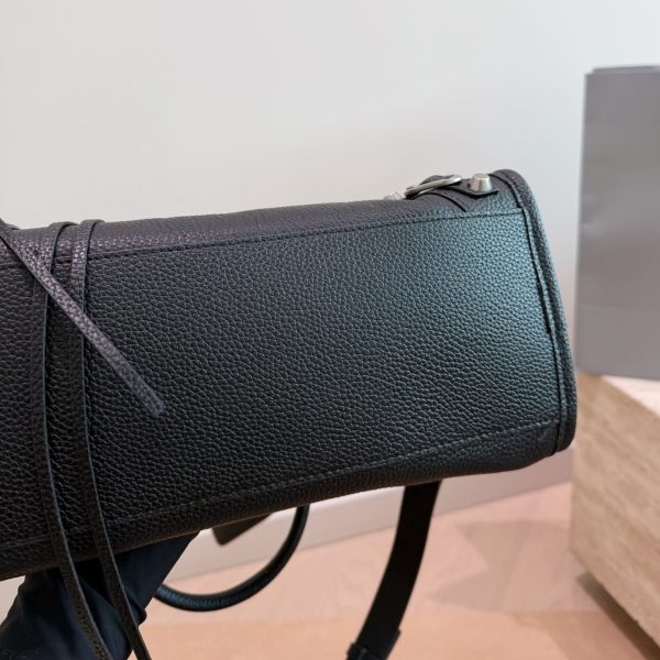 P320 Balenciaga 小号 巴黎世家Classic City系列黑银机车包，采用黑色荔枝纹牛皮，银色五金+铆钉