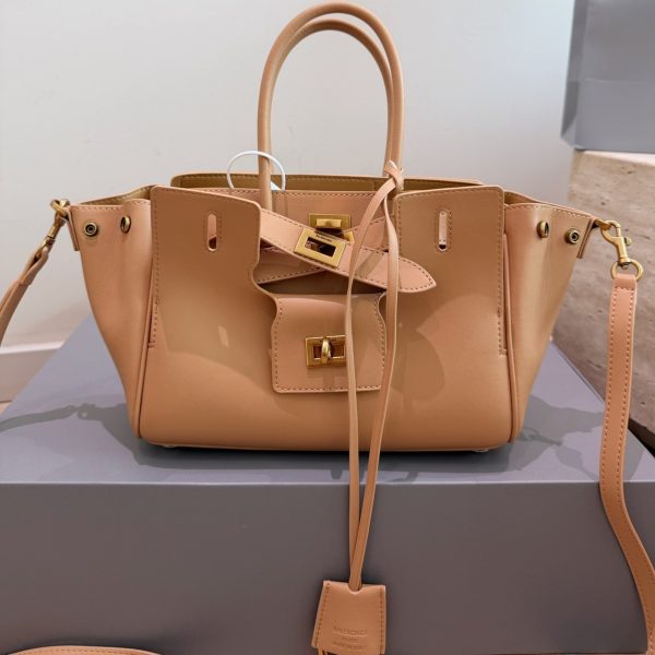 P335 P335 P295 卡戴珊look 巴黎世家 甲甲卡戴珊(Kim Kardashian)套装巴黎世家家的 (铂