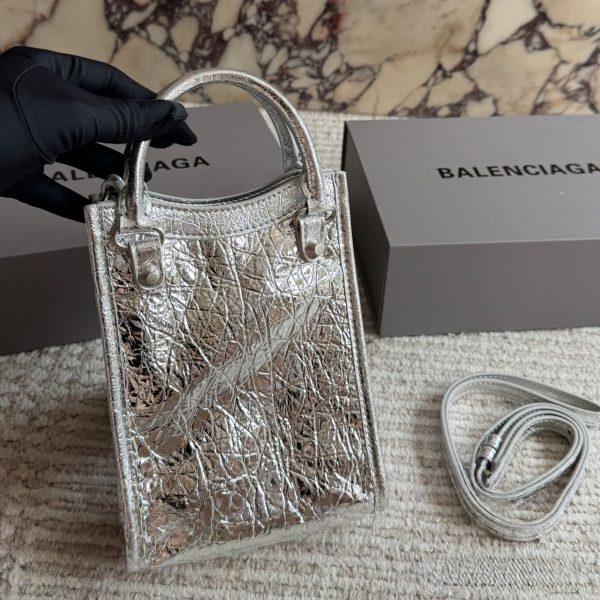 200 原单油腊皮 配盒 Balenciaga经典Neo Cagole迷你机车包 做旧褶皱黑牛皮自带复古做旧肌理，标志性