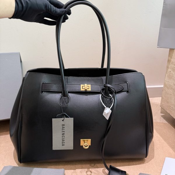 P335大号 卡戴珊look 巴黎世家 甲甲卡戴珊(Kim Kardashian)套装巴黎世家家的 (铂金包Balenc