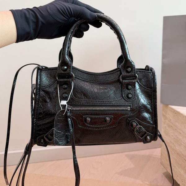 P345 P320 P295 总要为BALENCIAGA机车包买一次单吧黑银酷味十足 银色大钉比小钉更加朋克帅气. 手提