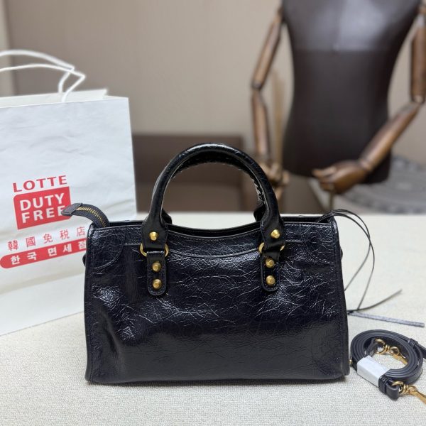 中号P325，无盒 巴黎世家 City机车包，采用黑色油蜡皮，金属铆钉+拉链设计，复古又时髦。小巧轻便，日常通勤或出街都
