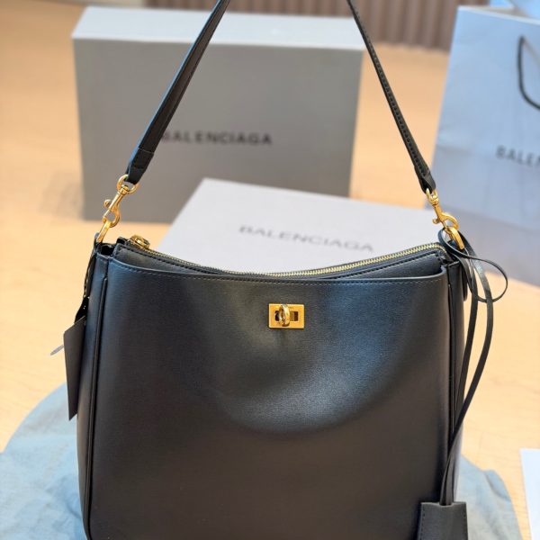 复刻版 p255 Balenciaga 黑色皮质水桶 Hobo 包​​，金色锁扣 + 可调节皮质肩带，可以单肩、斜挎。右