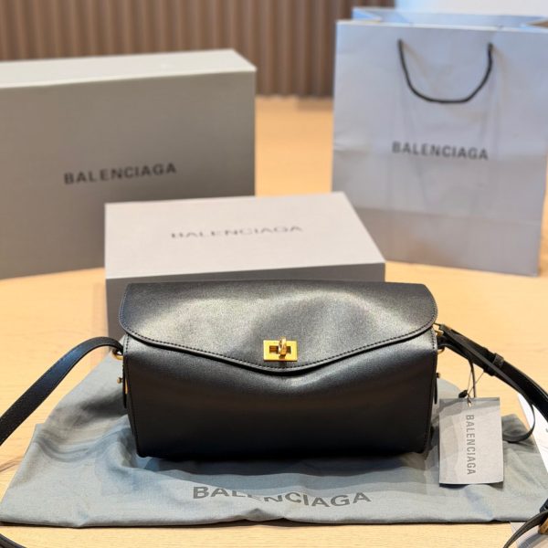 复刻版 p265 Balenciaga 黑色皮质翻盖斜挎包​​，金色锁扣，配可调节皮质肩带，可以单肩、斜挎。右下角有”立