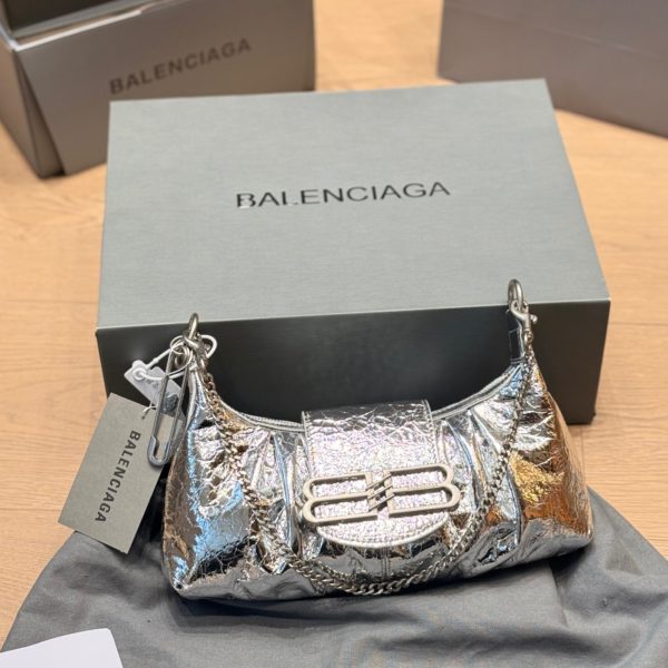 复刻版 牛皮p300 p285 Balenciaga 银色褶皱腋下包​​ 巴黎世家银色褶皱腋下包，金属光泽皮革+独特褶皱