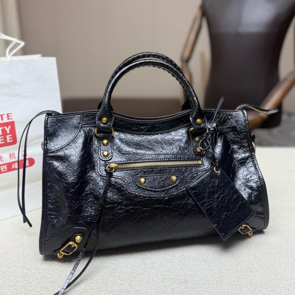 尺寸合集 小号P295，配折叠盒， 中号P325，无盒，大号P335无盒 巴黎世家 City机车包，采用黑色油蜡皮，金属