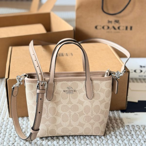 牛皮版本 p210 COACH City15迷你托特包​​ COACH City15迷你托特包，粉彩彩虹印花+牛剖层革拼