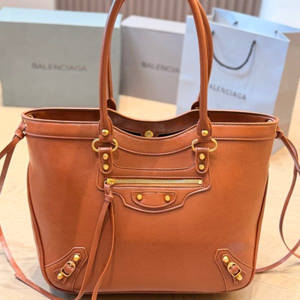 牛皮版本 p215 Balenciaga 机车托特包​​，焦糖棕 棕色小牛皮，金色铆钉装饰 + 拉链细节，顶部双皮质提手