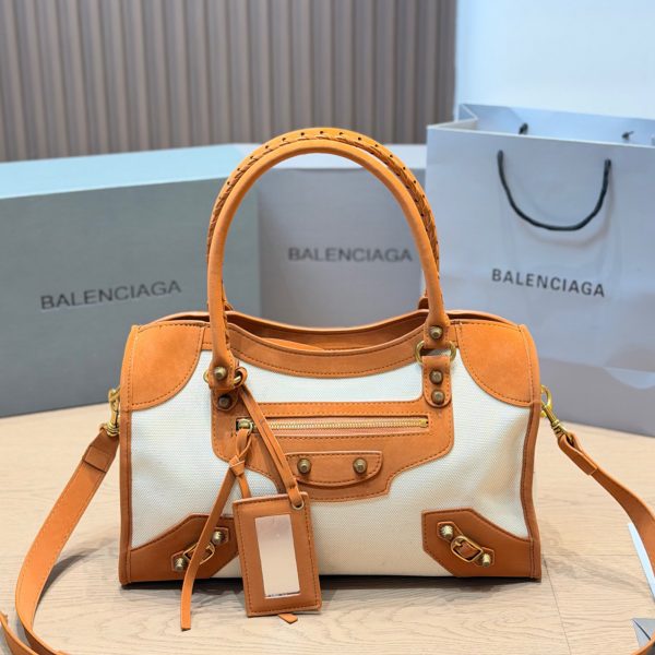 牛皮版本 p230 p220 p210 Balenciaga 机车风拼色旅行袋​​，米白色帆布主体 + 棕色皮革包边和细