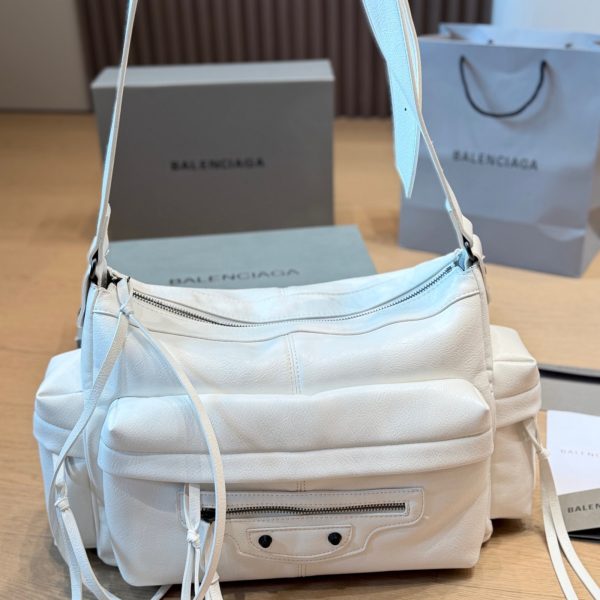 牛皮版本 p250 Balenciaga Rodeo Bag 黑色中号​​，做旧皱褶牛皮，表面有自然的纹理和褶皱感，多口