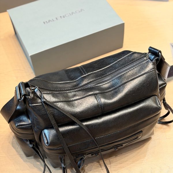 牛皮版本 p250 Balenciaga Rodeo Bag 黑色中号​​，做旧皱褶牛皮，表面有自然的纹理和褶皱感，多口