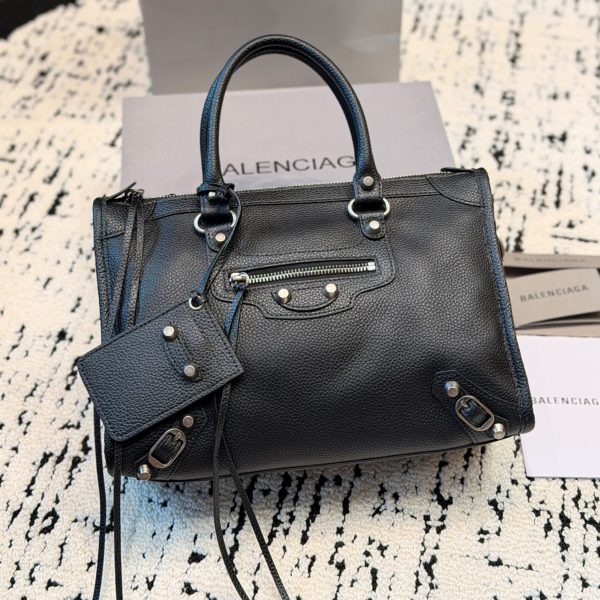 牛皮版本 p320 Balenciaga 小号 巴黎世家Classic City系列黑银机车包，采用黑色荔枝纹牛皮，银色