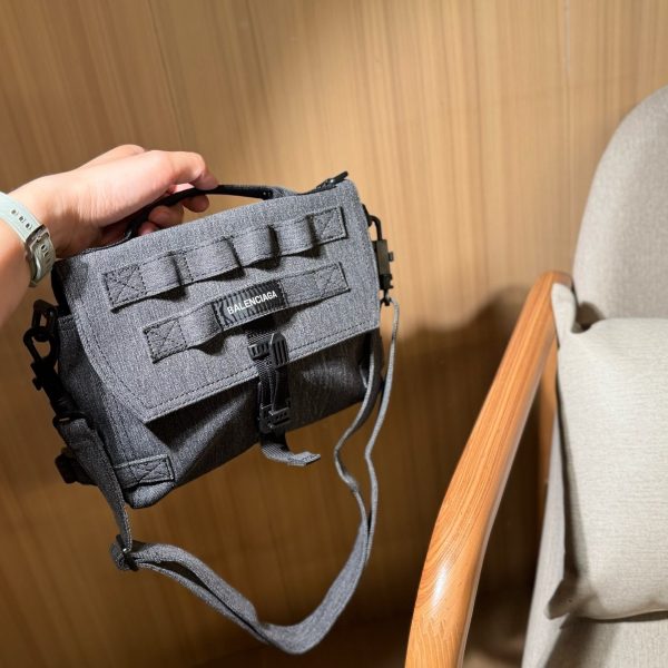 220 无盒 巴黎世家 Balenciaga 巴黎家最新邮差牛仔包！实物巨巨巨好看!! 尺寸：24×17×8 ff