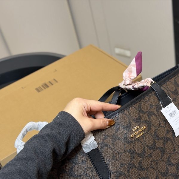 蔻驰特价 ¥134 配飞机盒 size：35 27cm 蔻驰 新款吸扣单面city托特包 经典logo购物袋tote包