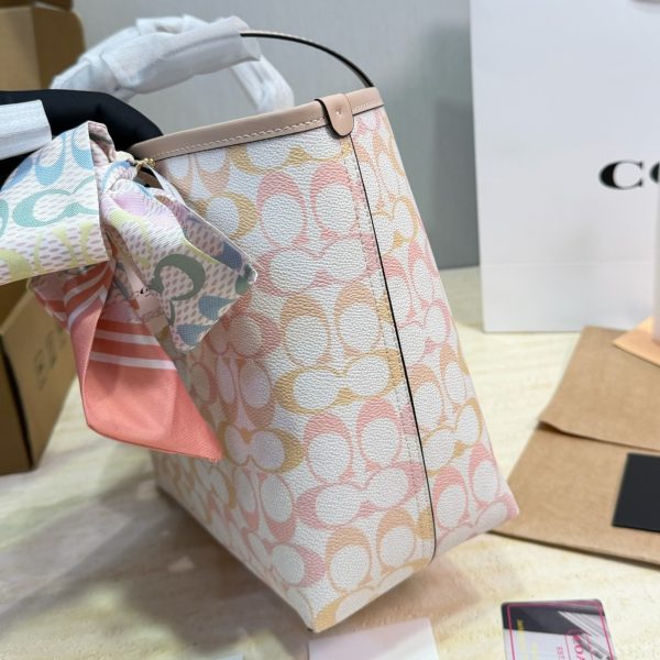 蔻驰特价 牛皮版本 p119 COACH 蔻驰City 26托特包 COACH City 26托特包，经典老花涂层帆布+