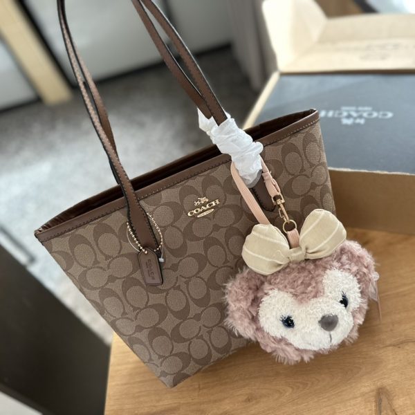 蔻驰特价 送挂件p134 飞机盒包装 Coach家新品小号city托特包 大爆款 分分钟断货！ 搭配不同衣服 一年四季都
