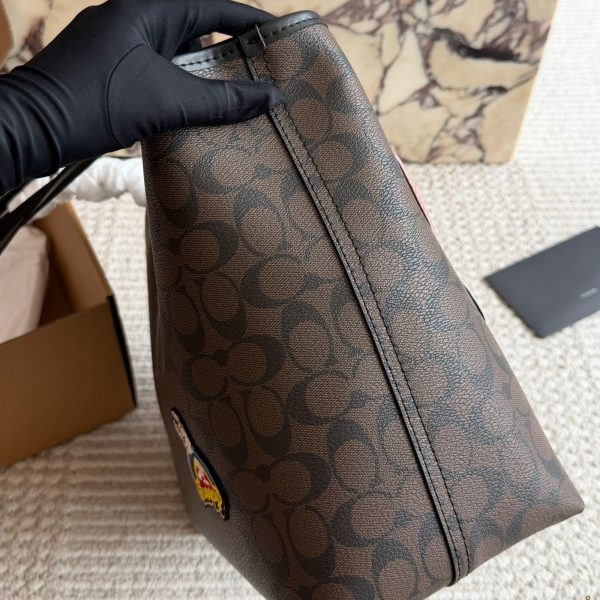 配盒 size：35 27cm coach家 吸扣单面city托特包 经典logo购物袋tote包 大爆款 分分钟断货！